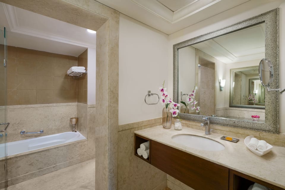 Shower, deep soaking tub, rainfall showerhead, free toiletries