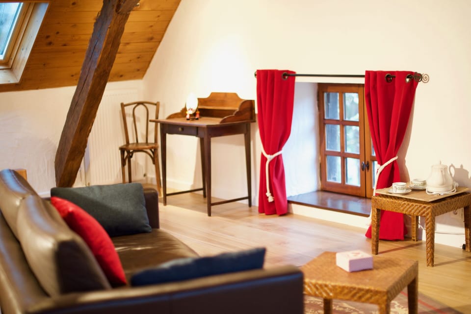 Comfort Suite | Living area | Flat-screen TV