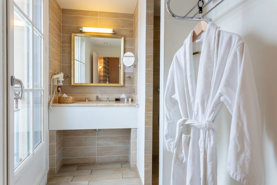 Superior Double Room | Bathroom | Rainfall showerhead, free toiletries, hair dryer, bathrobes
