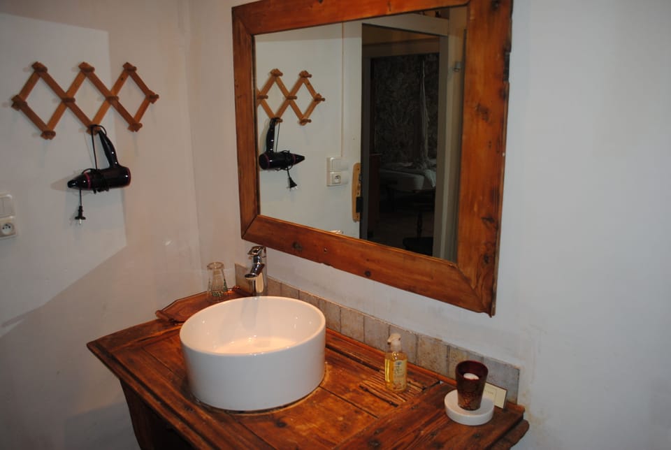 Twin Room (Suite 2) | Bathroom sink