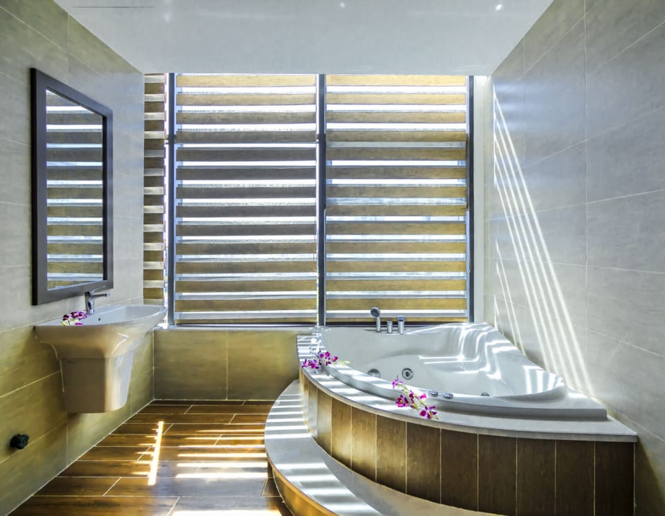 Sauna, hot tub, steam room, hot stone massages, reflexology