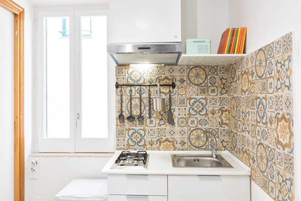 Studio | Private kitchenette | Fridge, stovetop, espresso maker, coffee/tea maker