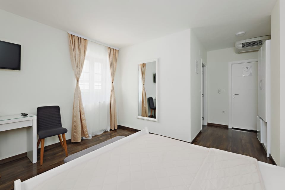 Double Room | Desk, free WiFi, bed sheets