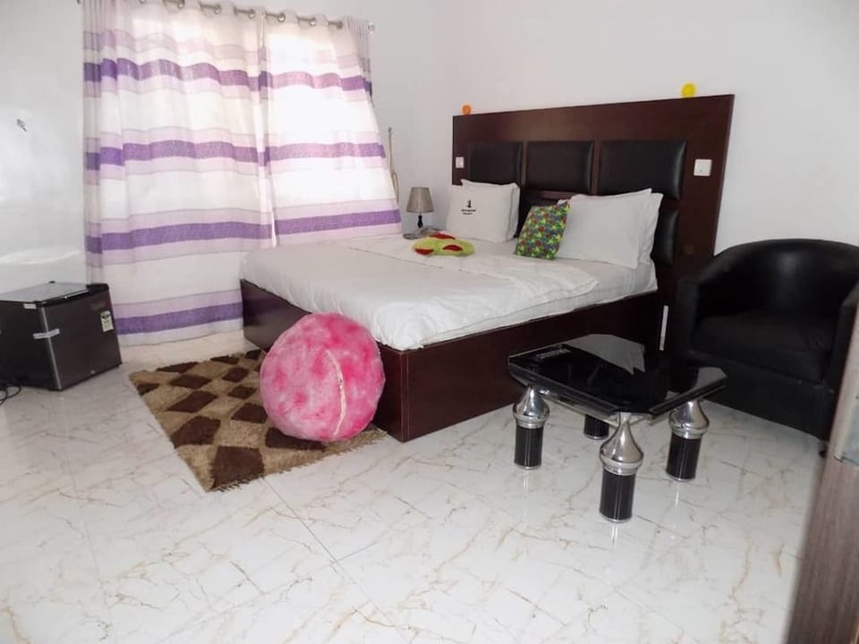 Minibar, desk, laptop workspace, free WiFi