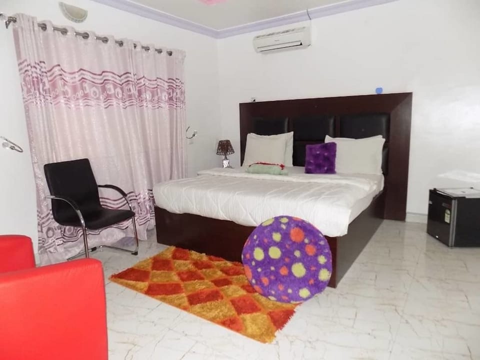 Luxury Suite, 1 Queen Bed, Non Smoking | Minibar, desk, laptop workspace, free WiFi