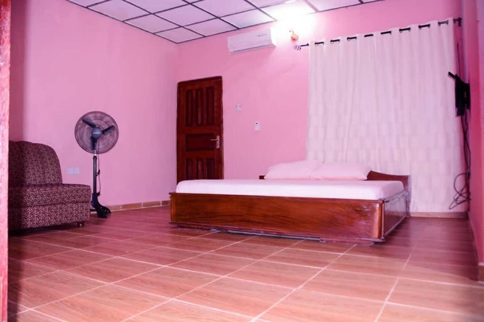 1 bedroom, desk, bed sheets