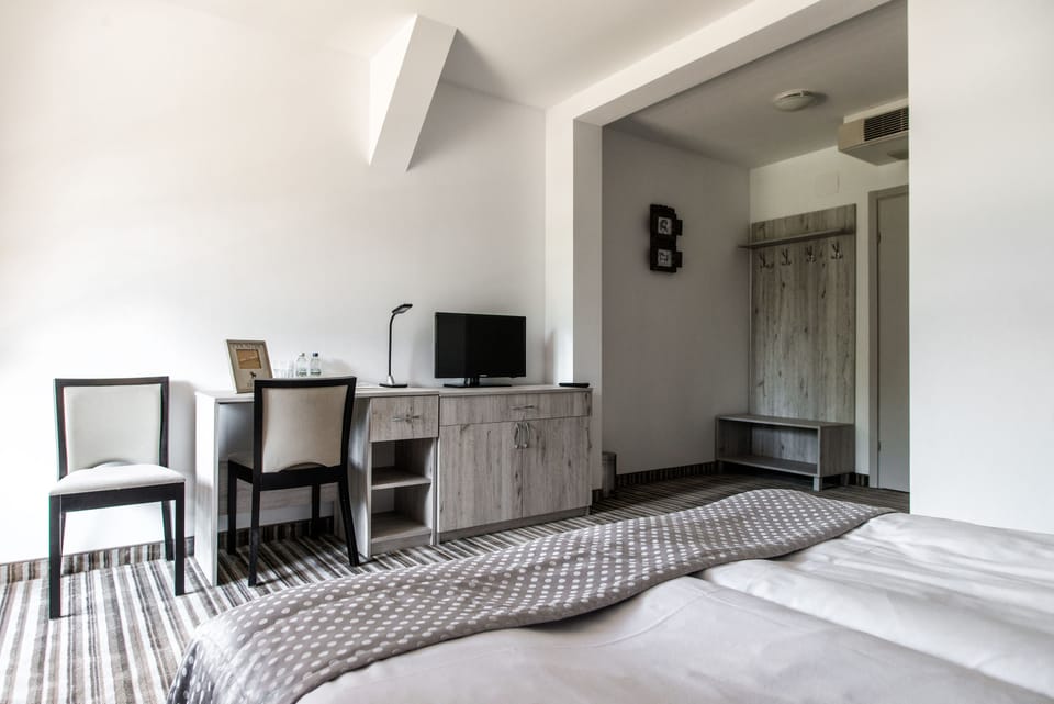 Standard Single Room (4) | Desk, blackout drapes, iron/ironing board, rollaway beds