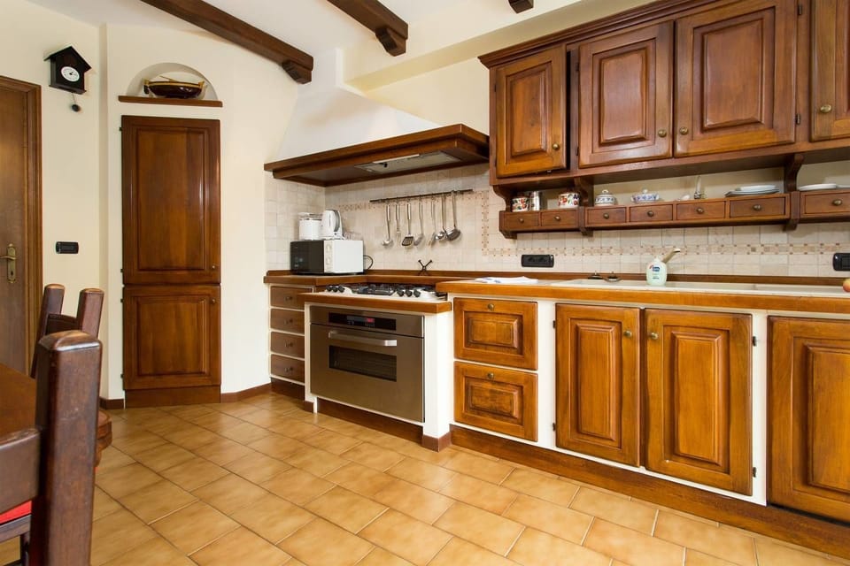 House (5 Bedrooms) | Private kitchen | Fridge, microwave, oven, dishwasher