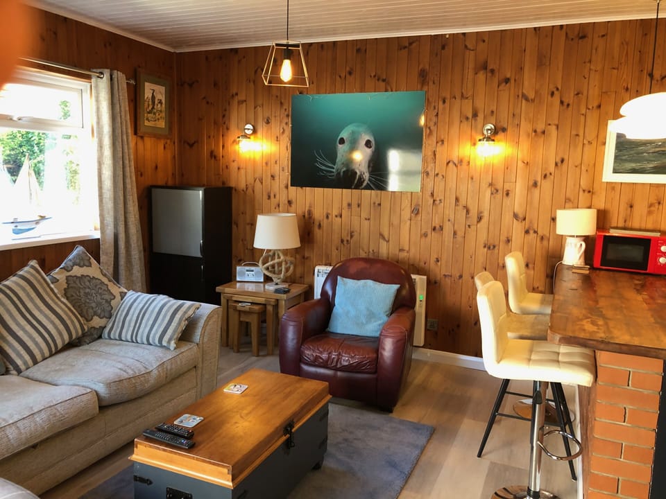 Comfort Cottage, 2 Bedrooms, Non Smoking | Living area | 42-inch flat-screen TV with digital channels, TV, Netflix