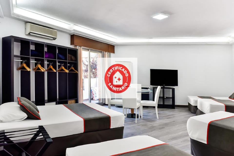 Family Room | Desk, laptop workspace, free WiFi, bed sheets