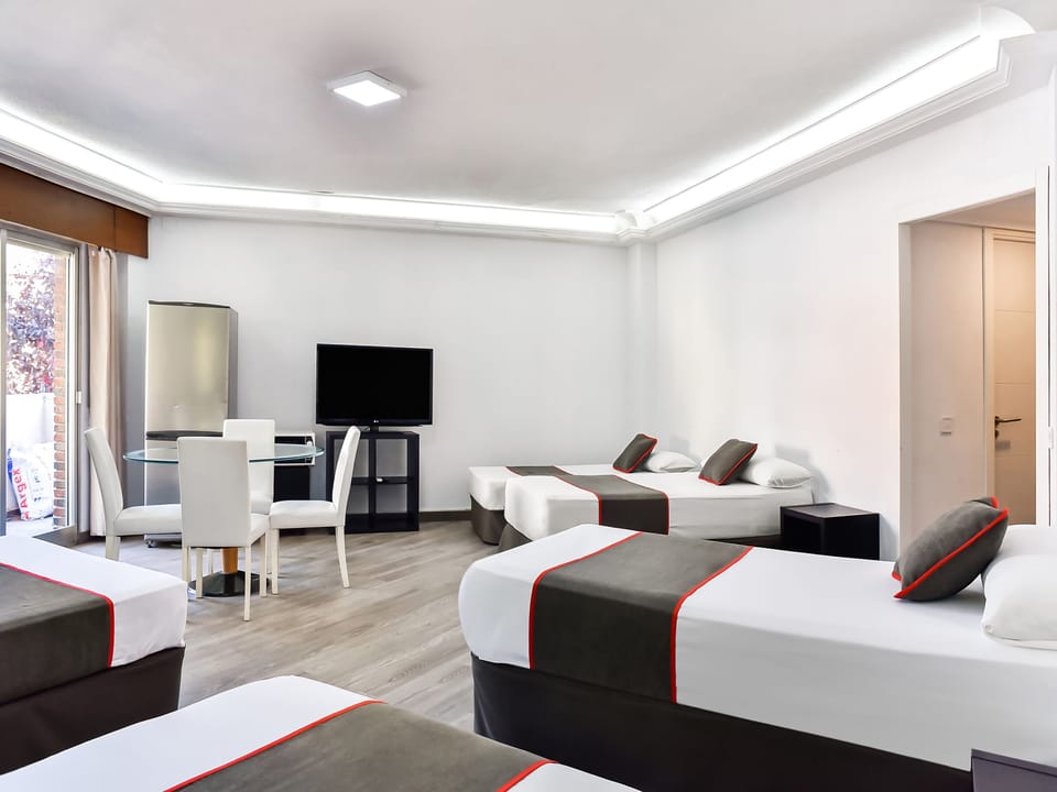 Family Room | Desk, laptop workspace, free WiFi, bed sheets