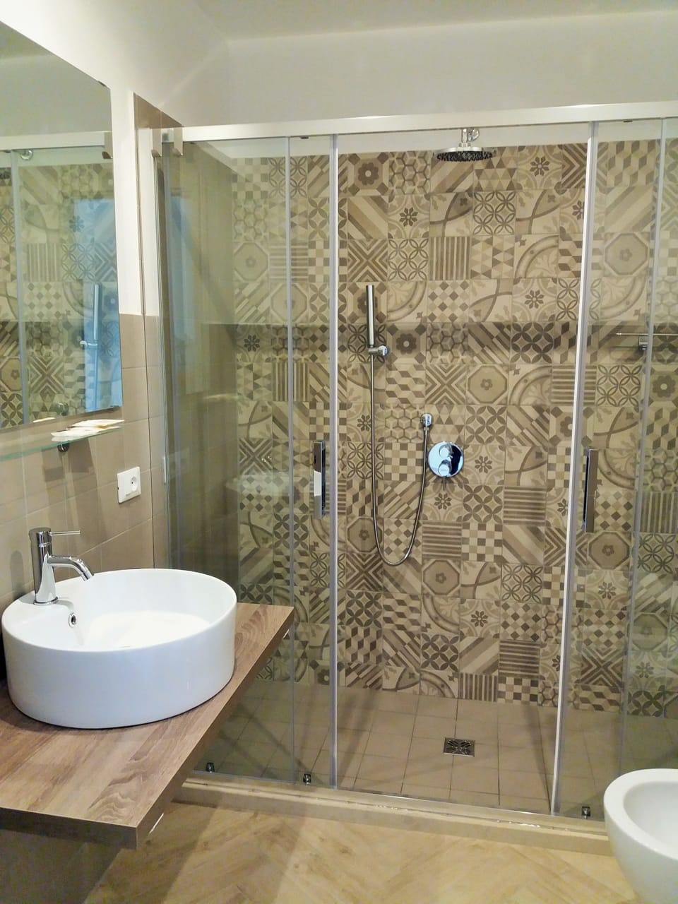 Deluxe Double Room | Bathroom | Shower, rainfall showerhead, free toiletries, hair dryer