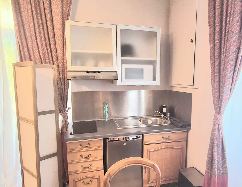 Comfort Apartment | Private kitchen | Electric kettle, cookware/dishes/utensils