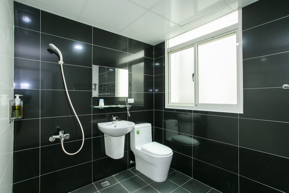 Elite Double Room, 1 Double Bed, Non Smoking | Bathroom | Shower, rainfall showerhead, designer toiletries, hair dryer