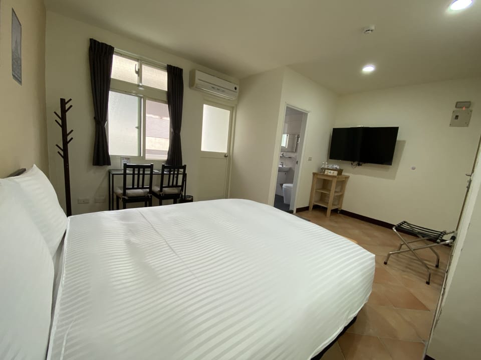 Basic Double Room, 1 Double Bed, Non Smoking, City View | Air conditioning