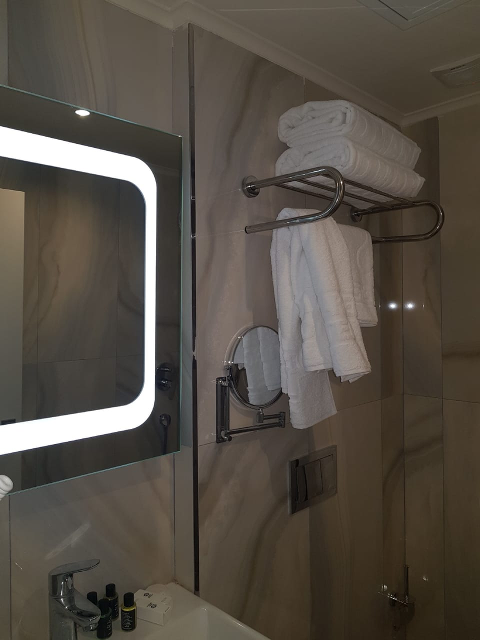 Shower, rainfall showerhead, free toiletries, hair dryer