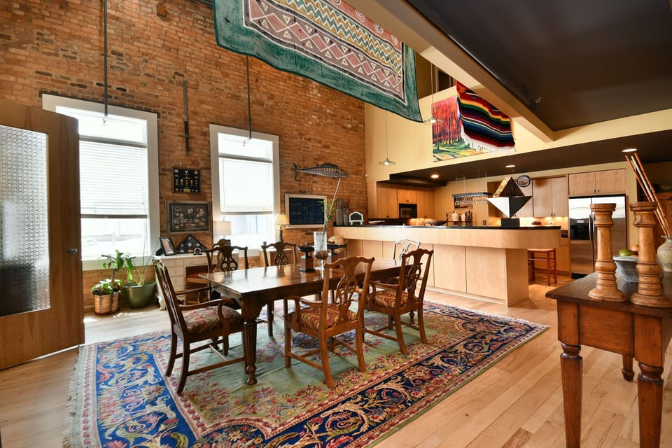 Plenty of room for guests to move about in dining room and kitchen. 