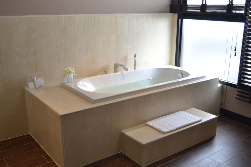 Couples treatment rooms, hot tub, steam room, body treatments