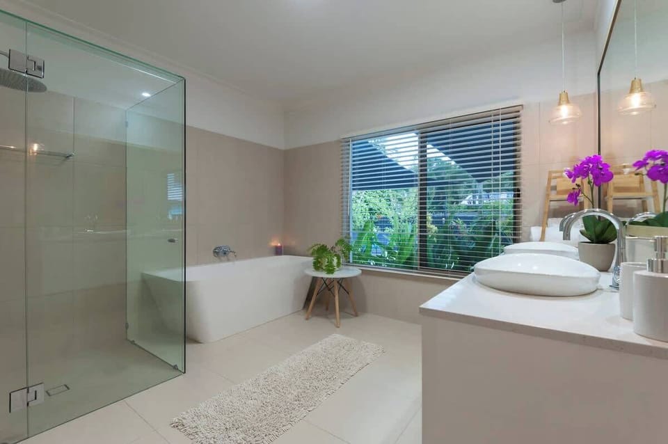 Paradise on Ruby - Luxury family bathroom, with bath tub and walk in shower