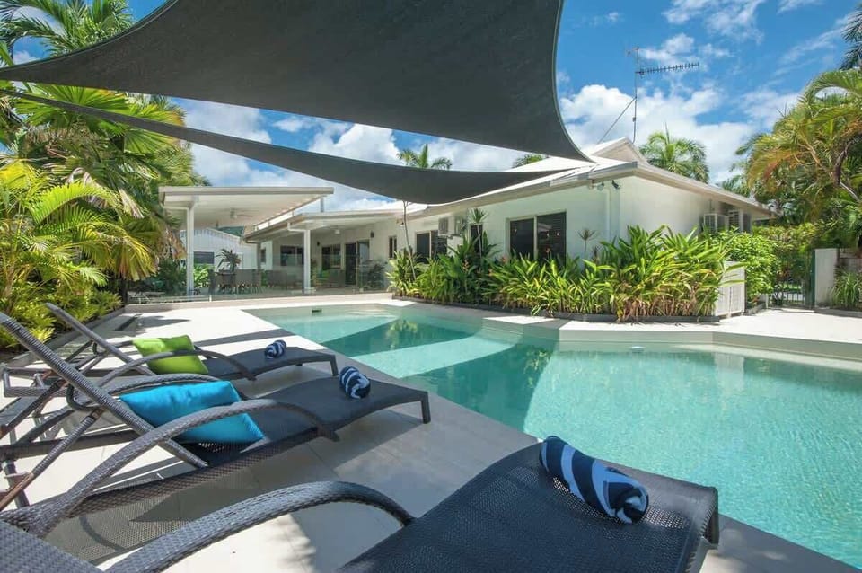 Paradise on Ruby - Large, heated pool with sunlounges. Relax in paradise!