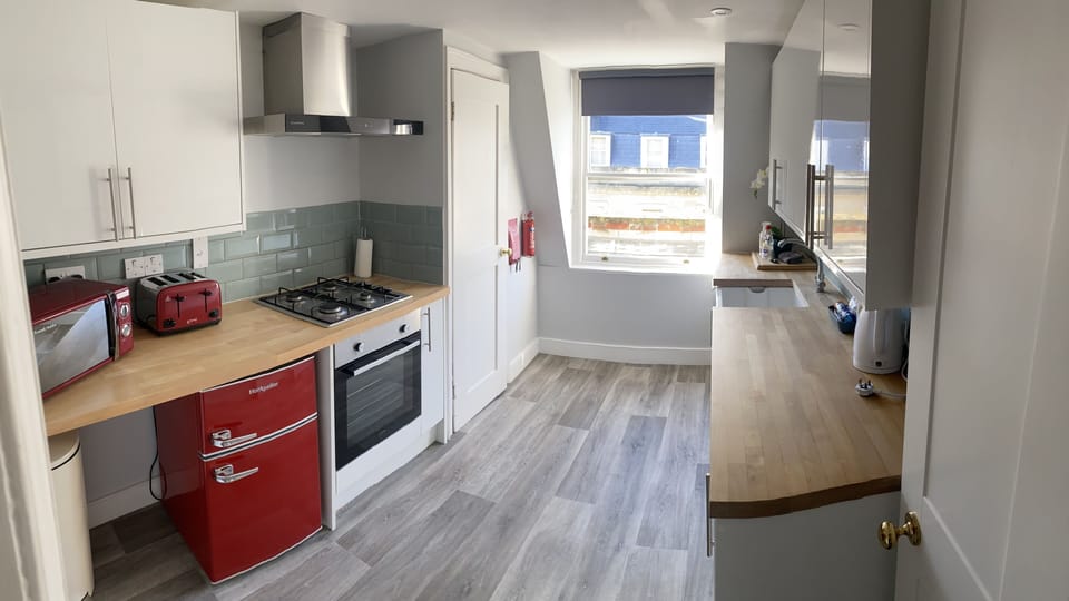 Kitchen, with complimentary tea, coffee, mineral water and cookies