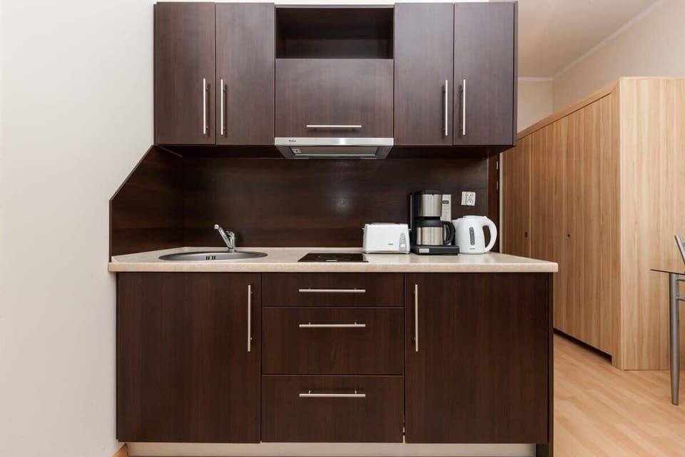 Practically equipped kitchenette with a toaster, an electric kettle, and a coffee machine.