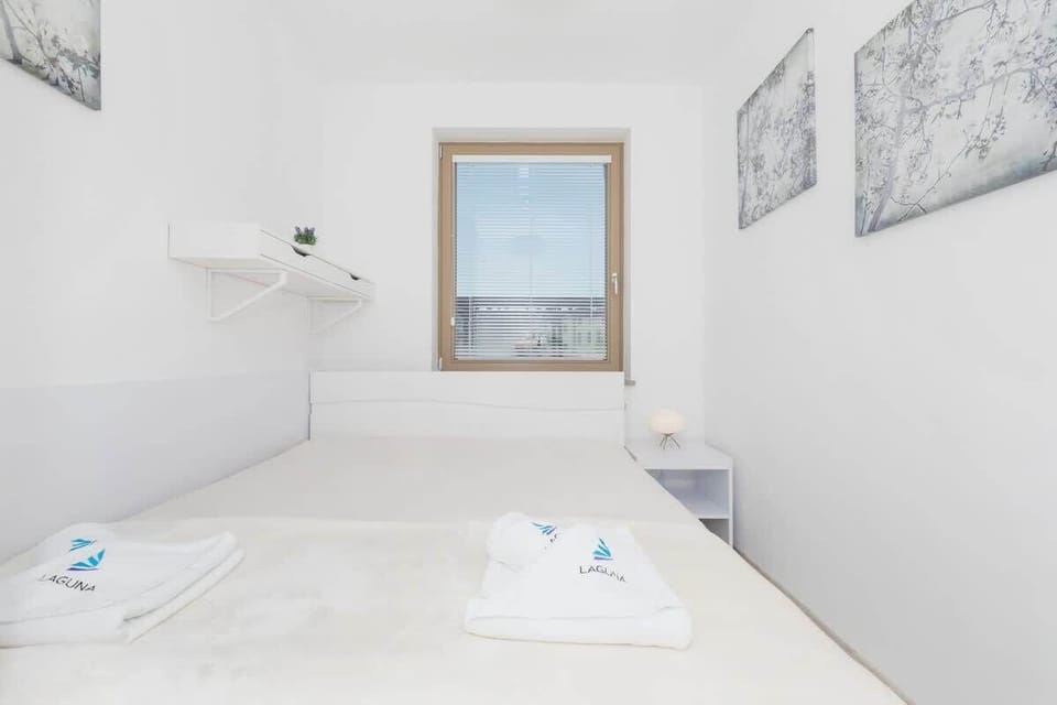 Functional and bright bedroom with double bed and wardrobe, where the guests can store their clothes.