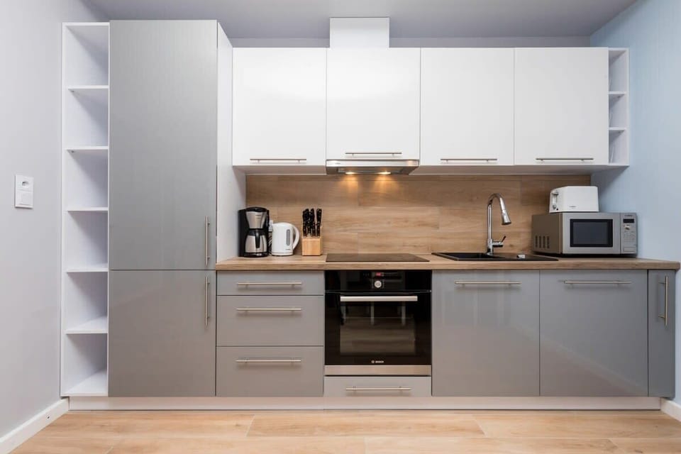 Fully equipped kitchenette. 