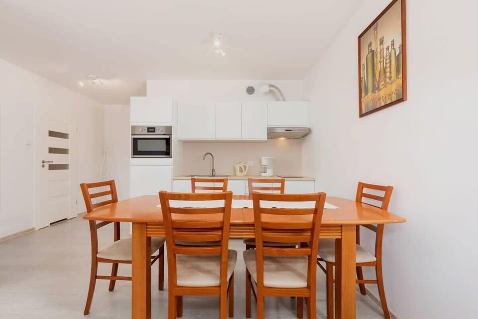 The dining table creates a coherent whole between the living room and the kitchenette.