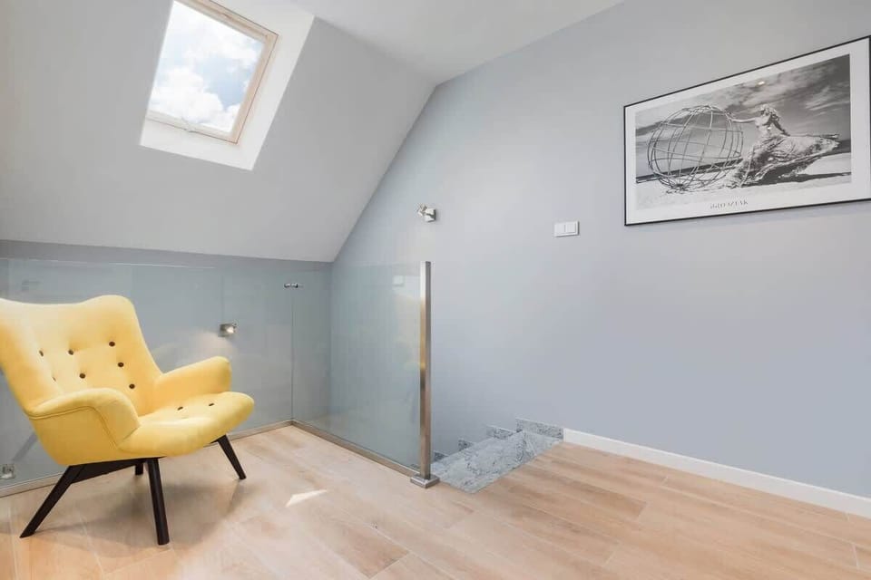 A space with a comfortable yellow armchair, ideal for relaxing.