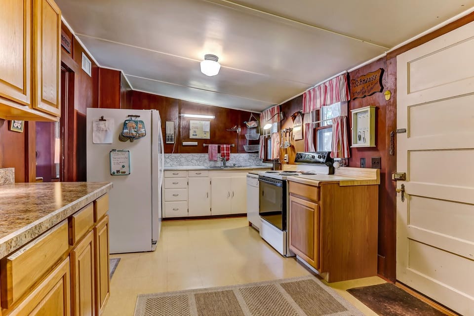 Another view of the kitchen. It is fully stocked!