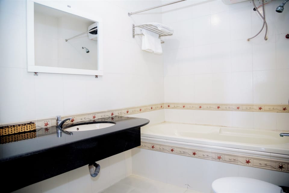 Superior Double Room, 1 King Bed | Bathroom | Free toiletries, hair dryer, slippers, towels