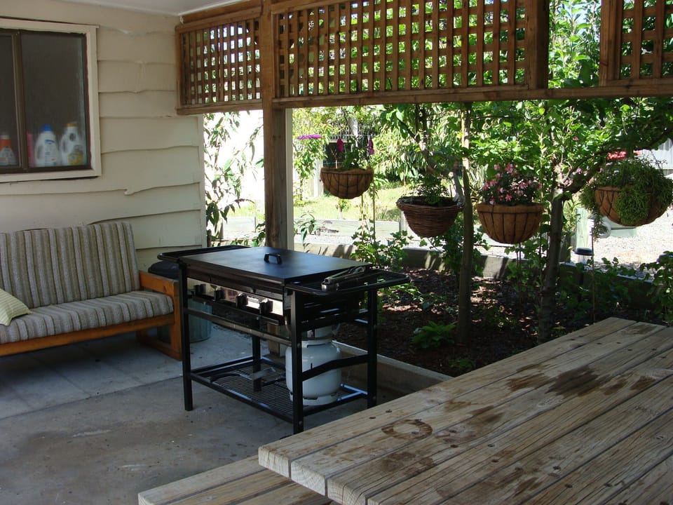 And there are 2 BBQ's and ranch setting outside between the aviaries