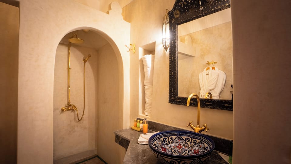 Suite | Bathroom | Shower, free toiletries, hair dryer, soap