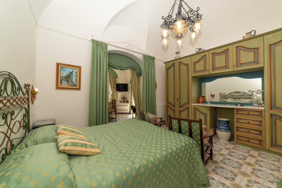 Suite Verde | Blackout drapes, bed sheets