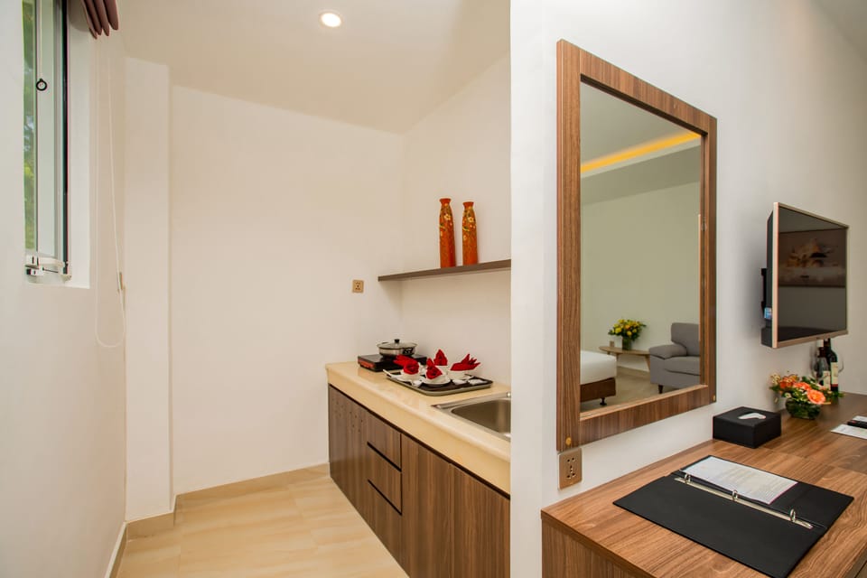 Luxury Suite, Lake View | Private kitchen | Coffee/tea maker, mini-fridge, electric kettle, ice maker