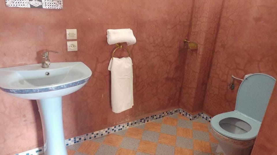 Basic Room, Lake View | Bathroom | Deep soaking tub, rainfall showerhead, free toiletries, towels