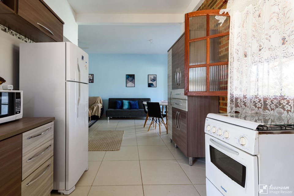 Family House, 2 Bedrooms, Kitchenette, Pool View (3) | Private kitchen | Fridge, microwave, oven, stovetop