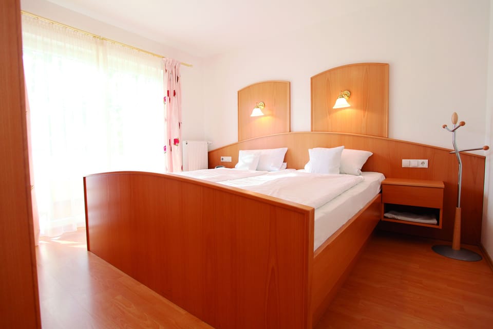 Suite | Hypo-allergenic bedding, down comforters, blackout drapes, WiFi