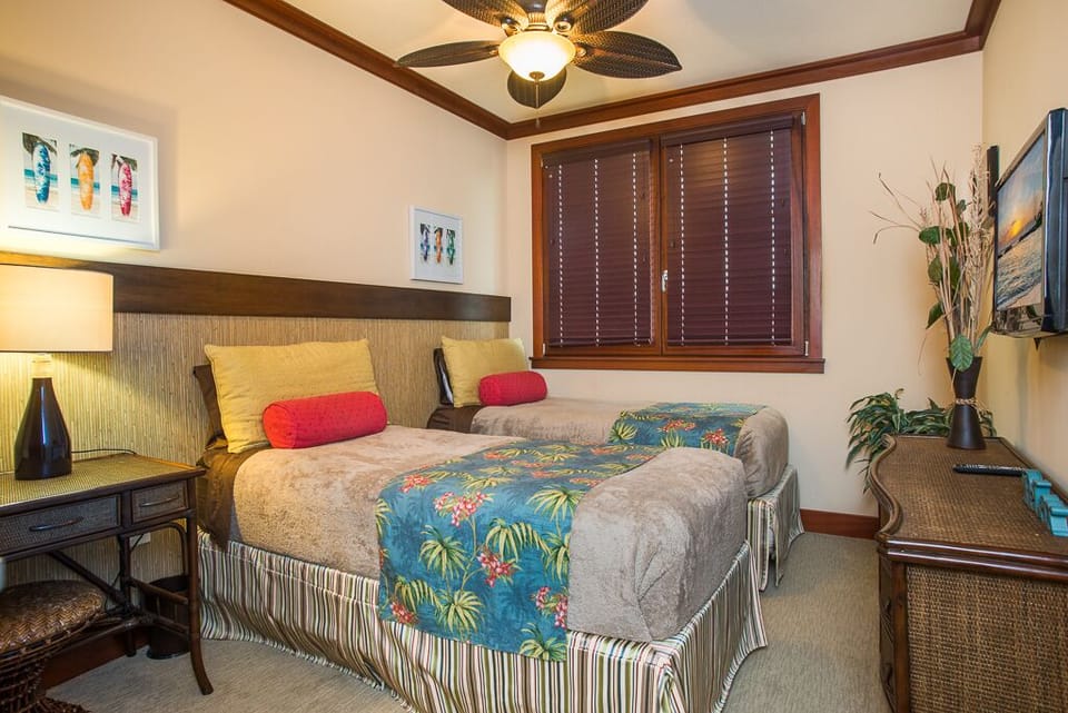 Twin Bed Bedroom - Convertible to King Bed