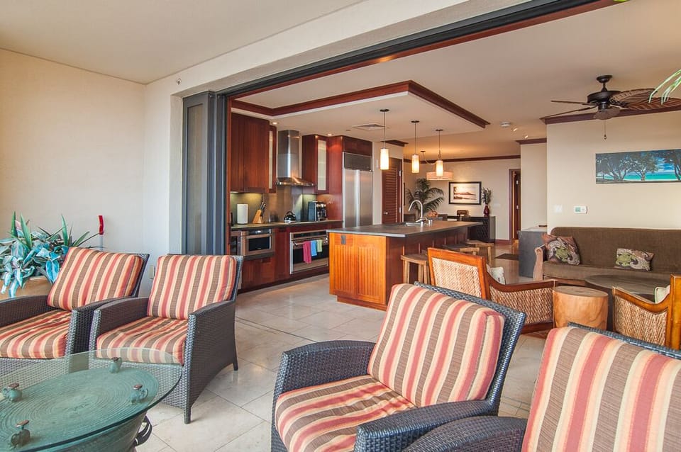 Large Lanai, Living room and Kitchen for Family Gathering