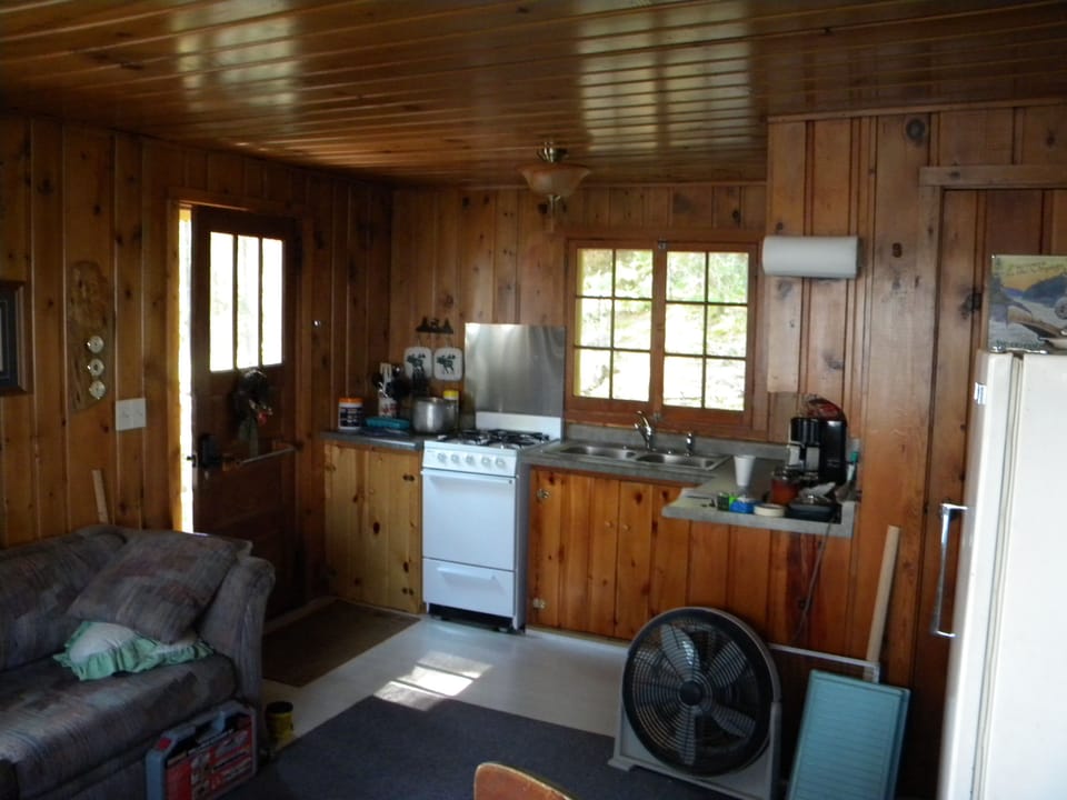 Efficiency kitchen with gas stove/oven