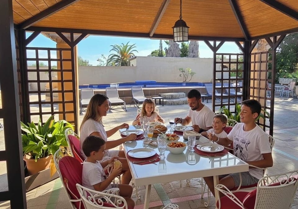 FAMILIA EN PORCHE