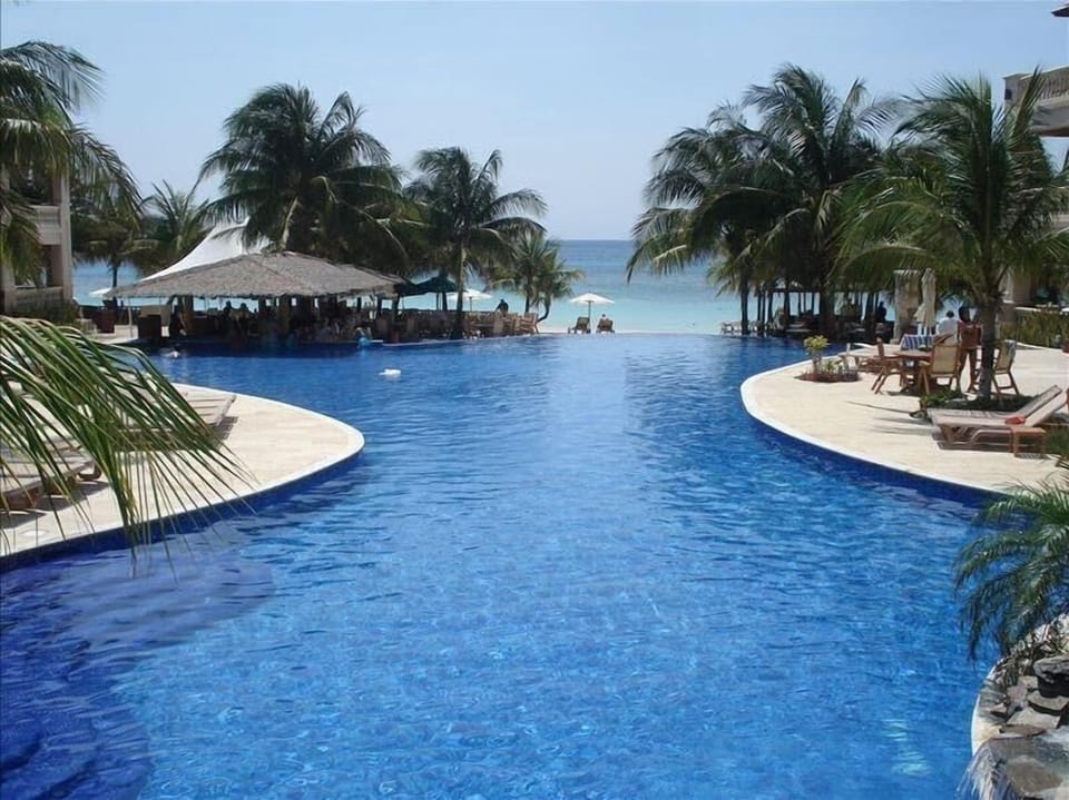  Pool right on the Beach!