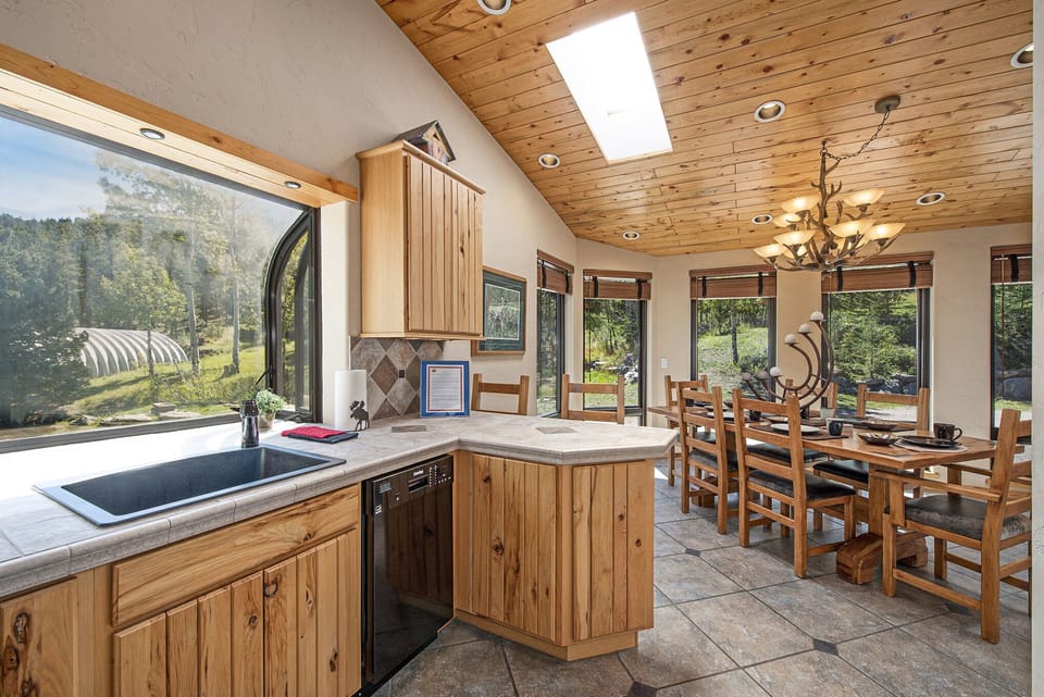 Kithchen and dining area