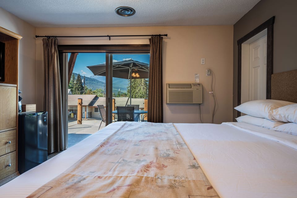 Deluxe Room, 1 King Bed, Non Smoking | Hypo-allergenic bedding available, pillowtop beds, blackout drapes