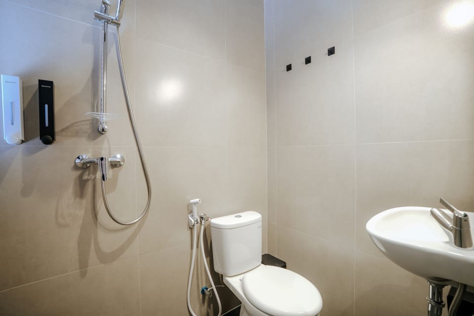 Deluxe Double Room | Bathroom | Shower, hydromassage showerhead, free toiletries, towels