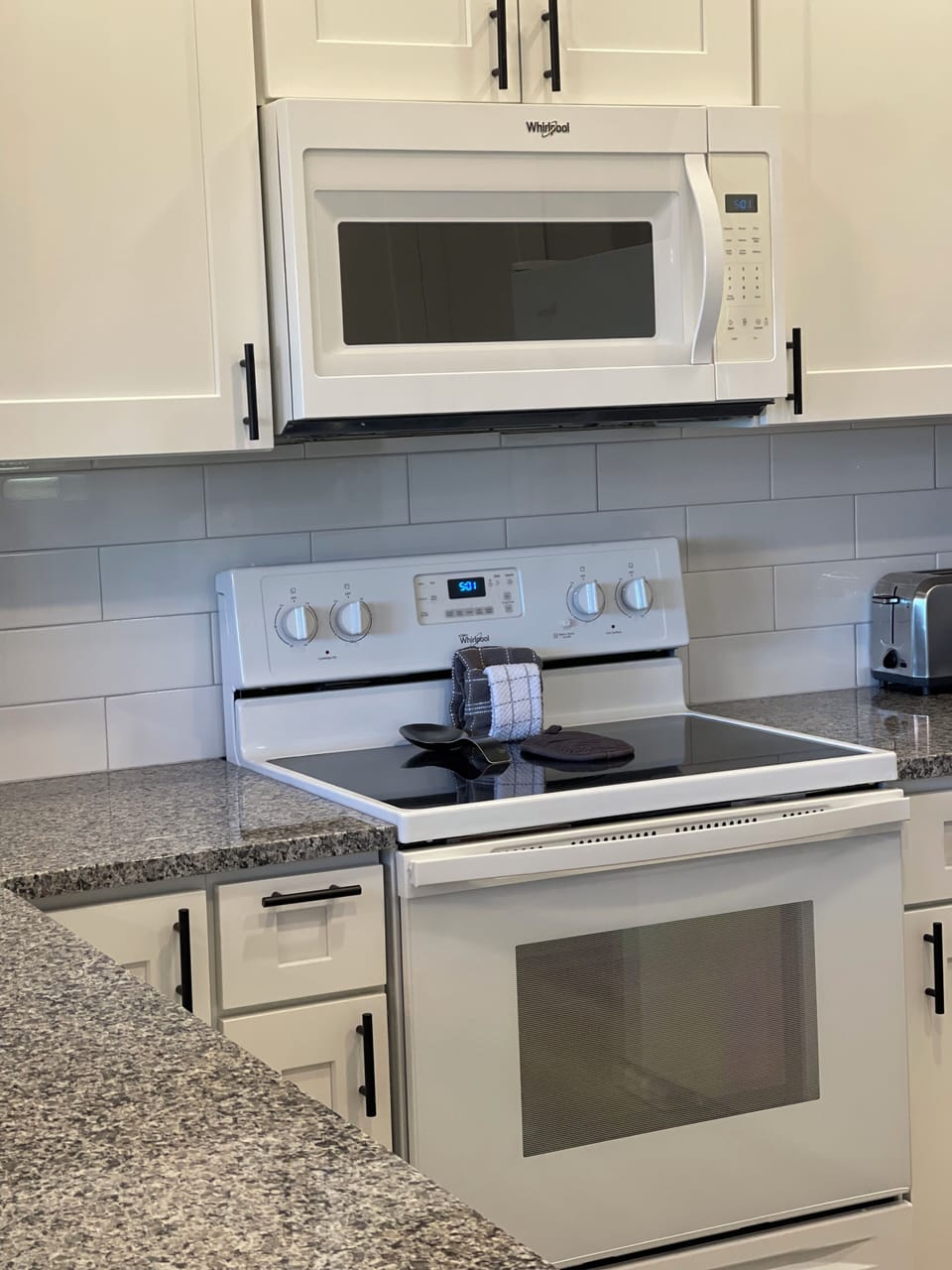 Fully furnished kitchen!  