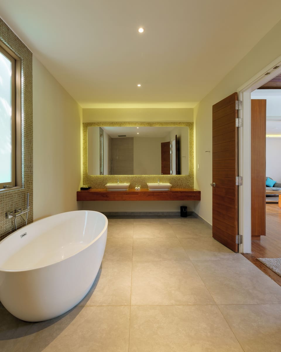 Executive Villa | Bathroom | Separate tub and shower, rainfall showerhead, free toiletries