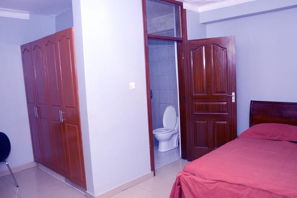 Shower, rainfall showerhead, free toiletries, slippers